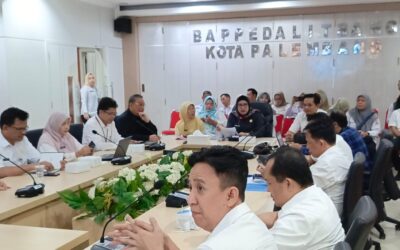 Suasana saat Focus Group Discussion terkait Optimalisasi Pelaksanaan Kemiskinan dan Penghapusan Kemiskinan Ekstrim di Kota Palembang di Ruang Rapat Bappeda Litbang Kota Palembang, Rabu, 16/7/2025. Dok. (c) Cermin Kota
